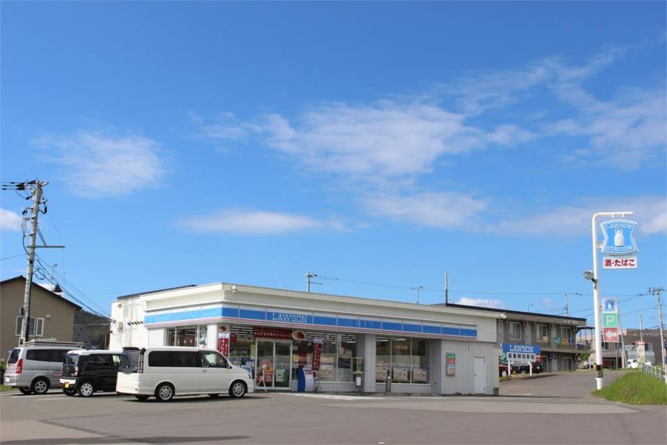 近くのローソン 北見美山町店まで854m（徒歩11分）