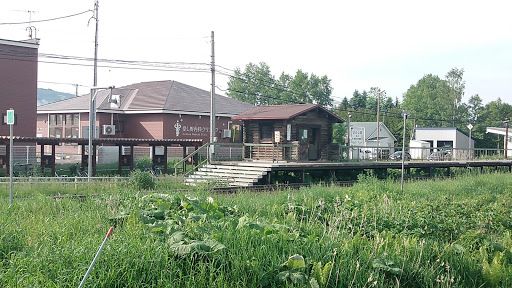 近くのJR愛し野駅まで1,390m（徒歩18分）