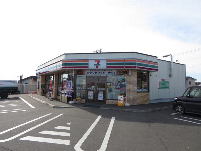 近くのセブンイレブン北見東陵町店まで478m（徒歩6分）