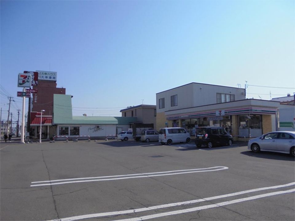近くのセブンイレブン 北見とん田東町店まで490m（徒歩7分）