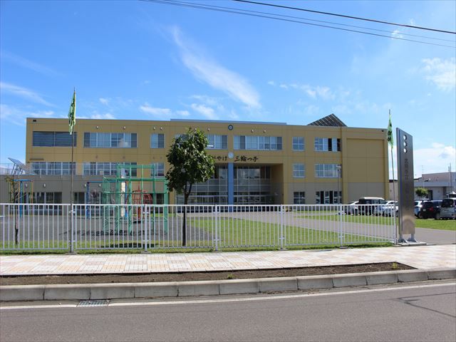 近くの北見市立三輪小学校まで268m（徒歩4分）