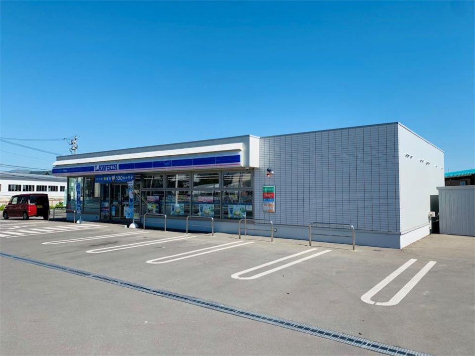 近くのローソン北見桜町3丁目店まで105m（徒歩2分）