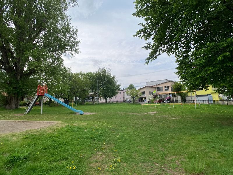 近くの幸公園まで487m(徒歩7分)