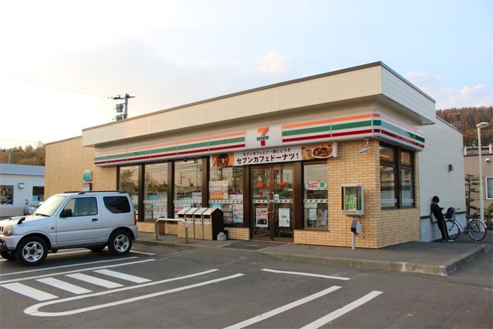 近くのセブンイレブン北見若葉店まで989m（徒歩13分）