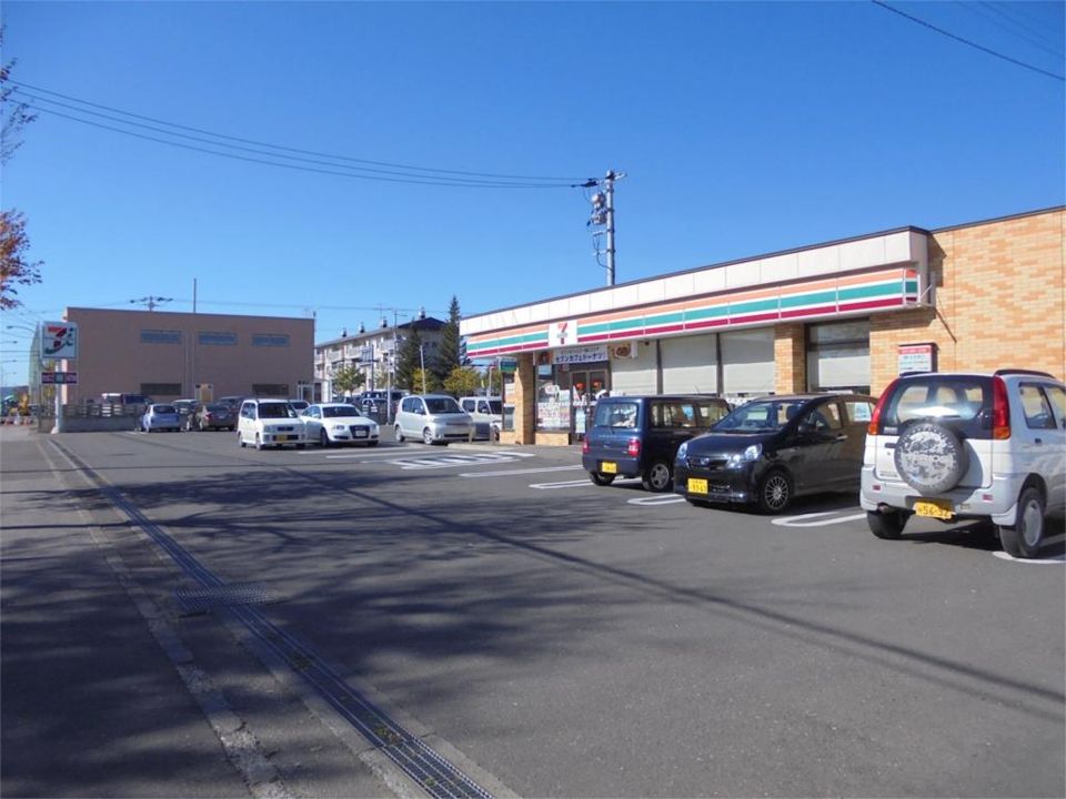 近くのセブンイレブン北見とん田西店まで541m（徒歩7分）