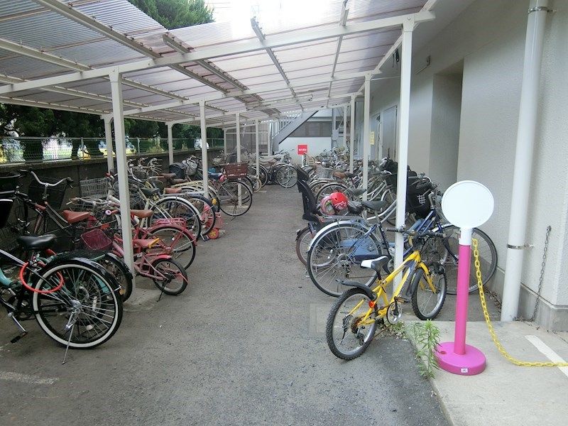 近くのファミリーマート 小川店まで328m(徒歩5分)