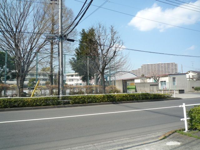 近くの町田市立南第一小学校まで1,142m(徒歩15分)