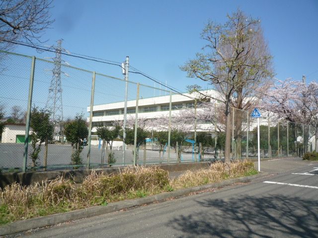近くの町田市立南第二小学校まで466m（徒歩6分）