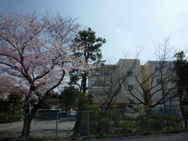 近くの成瀬台小学校　約340mまで340m（徒歩5分）