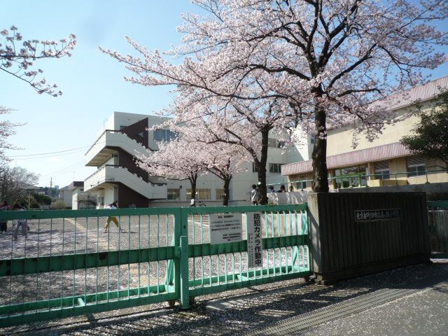 近くの高ヶ坂小学校まで320m(徒歩4分)