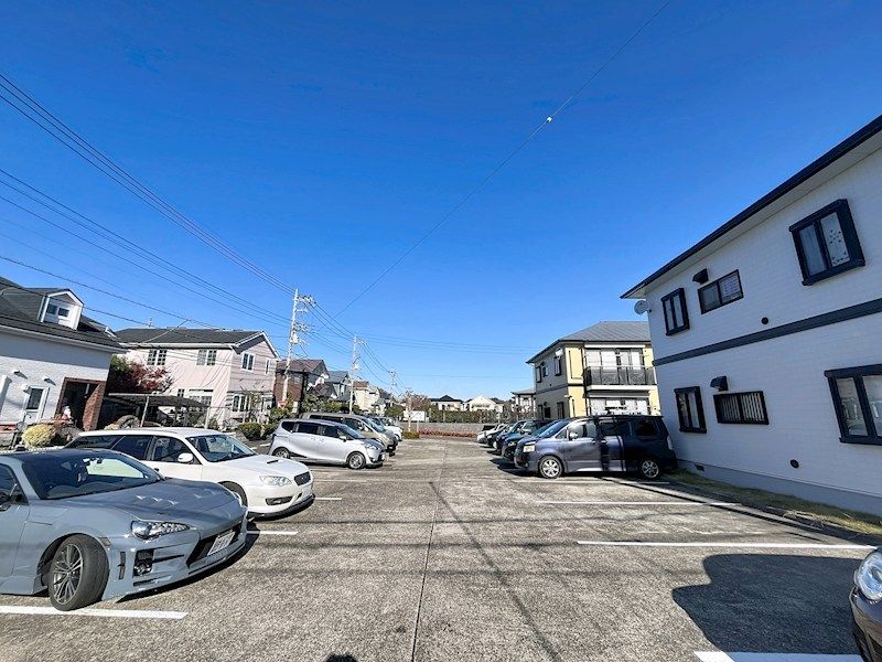 近くの横浜市立奈良の丘小学校まで282m（徒歩4分）