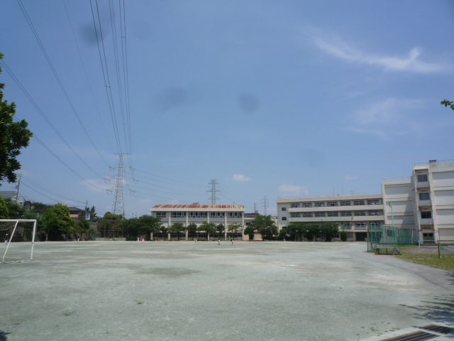 近くの南成瀬中学校　約200mまで200m（徒歩3分）