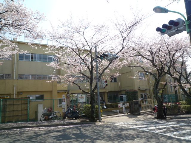 近くのつくし野小学校まで480m(徒歩6分)