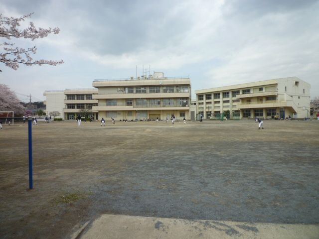 近くの町田市立南成瀬小学校まで581m（徒歩8分）