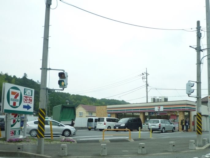 近くのセブンイレブン 横浜恩田町店まで749m（徒歩10分）