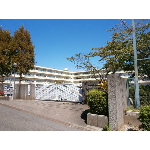 近くの町田市立つくし野中学校まで810m(徒歩11分)