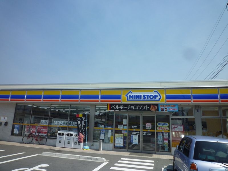 近くのミニストップ 町田小川店まで405m（徒歩6分）