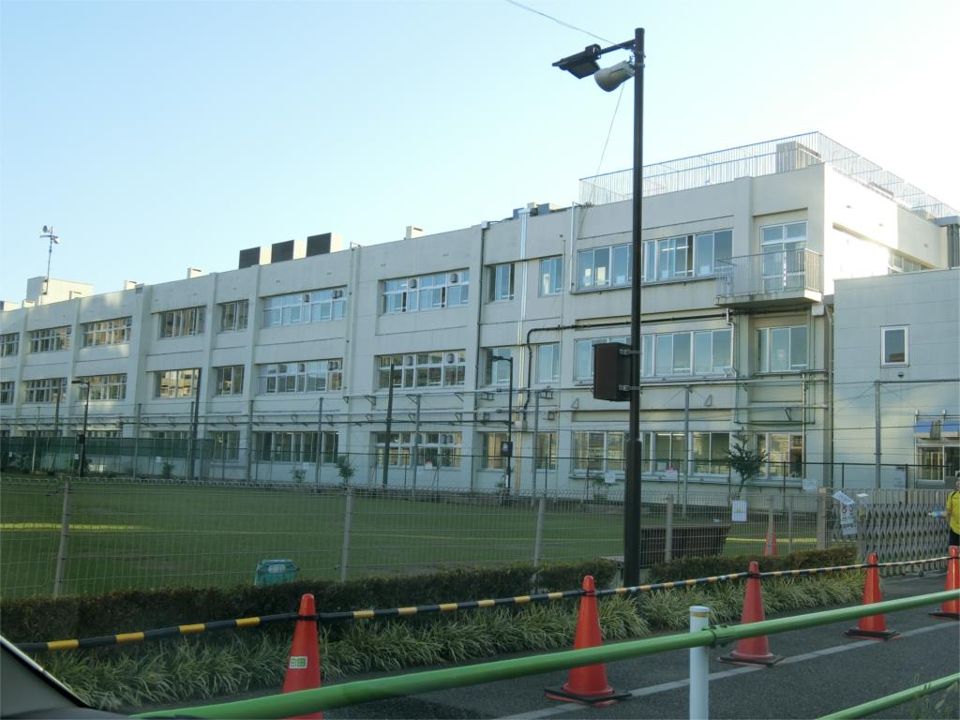 近くの町田市立町田第一小学校まで711m(徒歩9分)