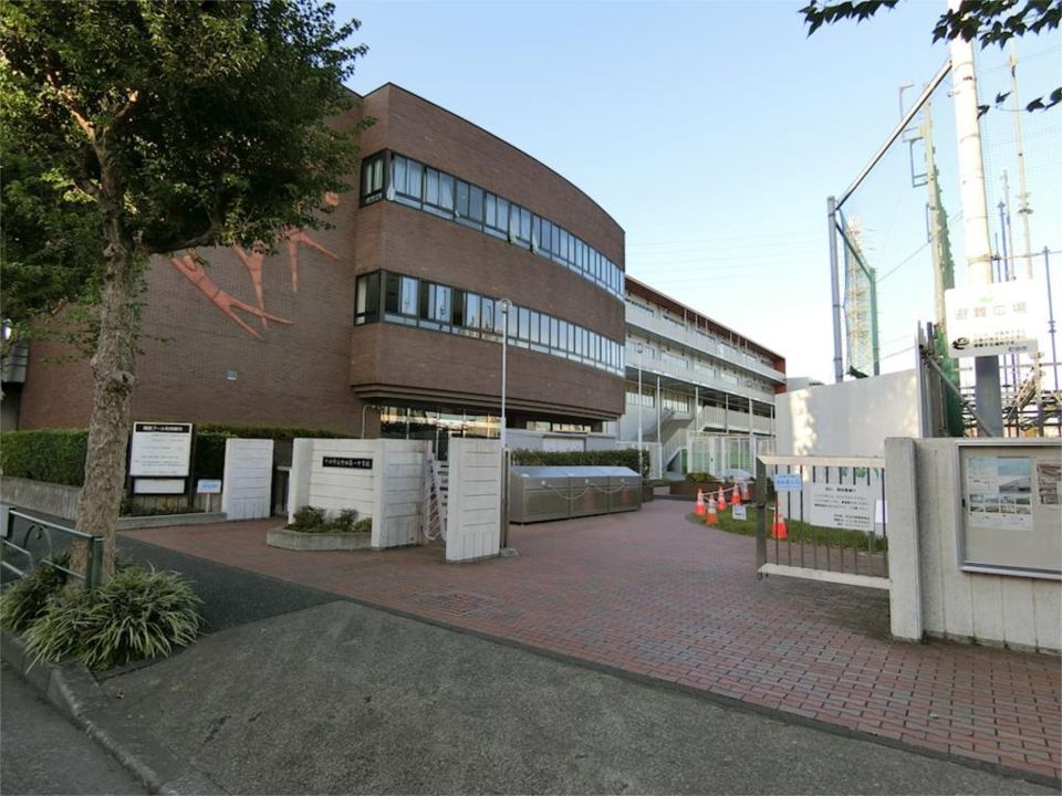 近くの町田市立町田第一中学校まで409m(徒歩6分)