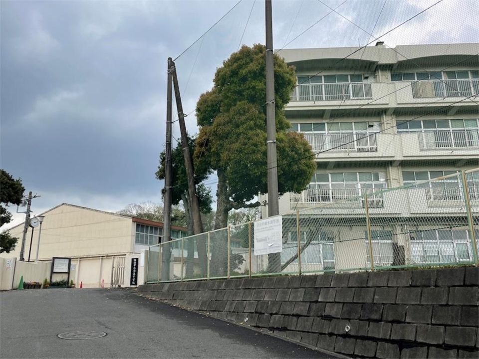 近くの横浜市立奈良中学校まで1,039m(徒歩13分)