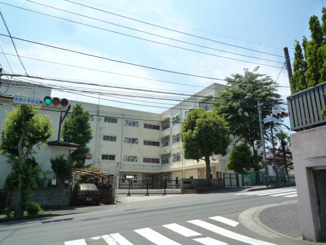 近くの横浜市立奈良小学校まで939m(徒歩12分)