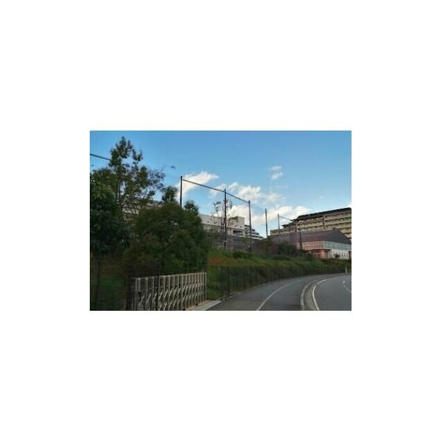 近くの横浜市立十日市場小学校まで130m（徒歩2分）