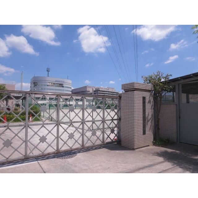 近くの川崎市立麻生小学校まで913m（徒歩12分）