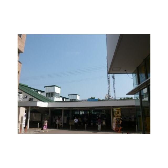 近くの鶴川駅前まで640m（徒歩8分）