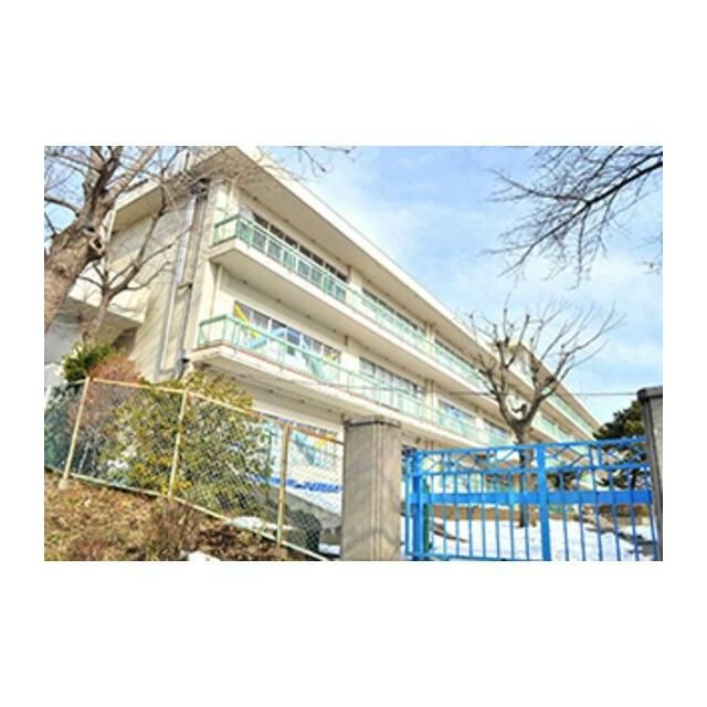 近くの町田市立町田第四小学校まで693m(徒歩9分)