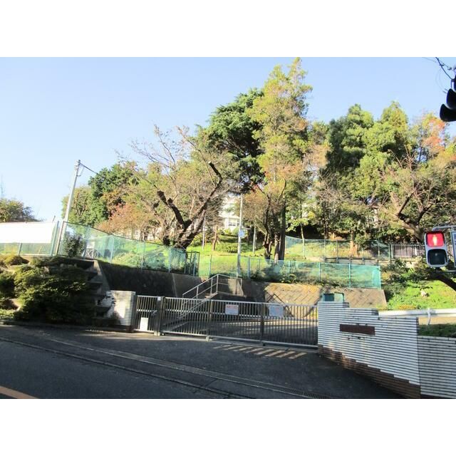 近くの横浜市立谷本小学校まで725m（徒歩10分）