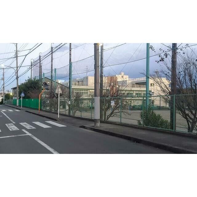 近くの横浜市立緑が丘中学校まで818m（徒歩11分）