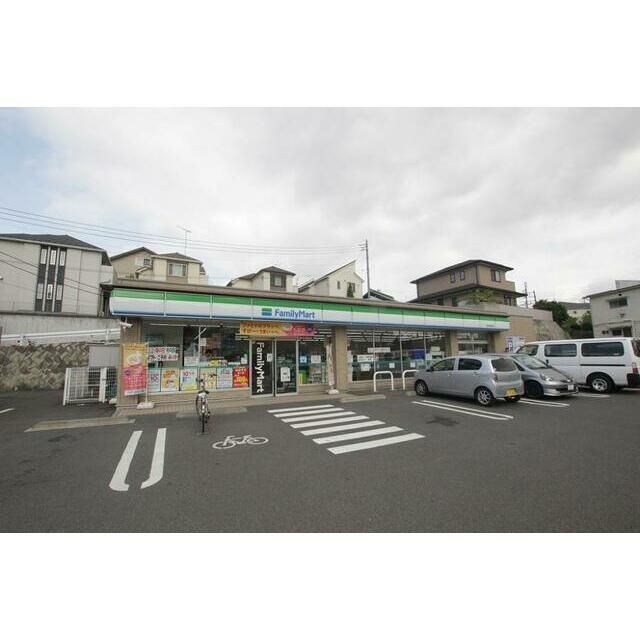 近くのファミリーマート町田鶴川街道店まで590m(徒歩8分)
