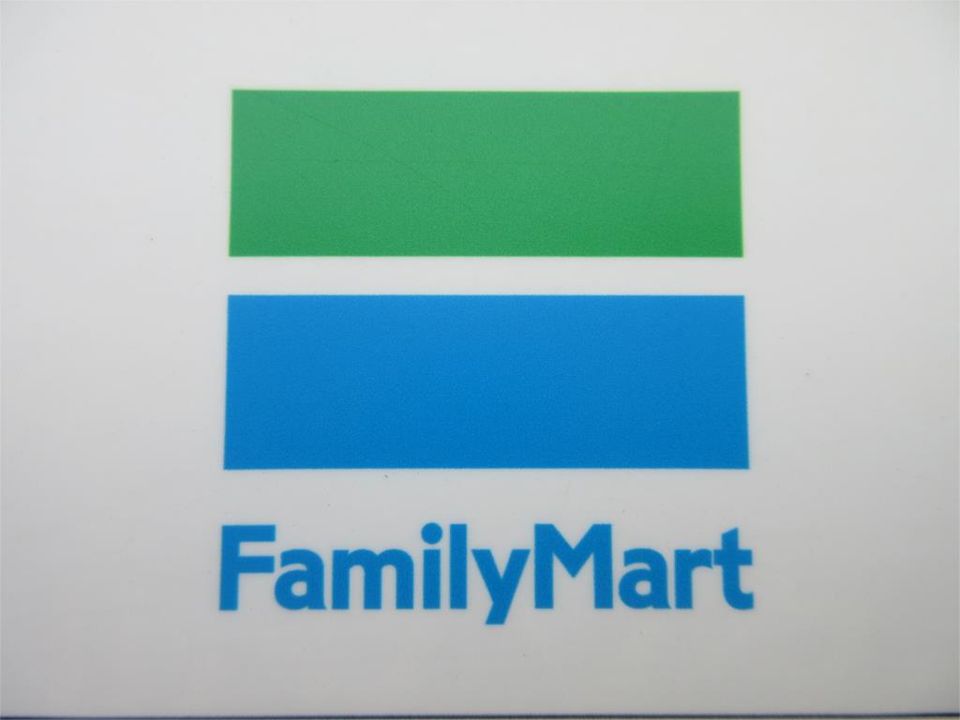 近くのファミリーマート 藤が丘駅南口店まで317m（徒歩4分）