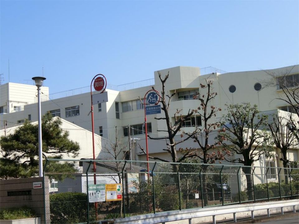 近くの横浜市立小机小学校まで189m（徒歩3分）