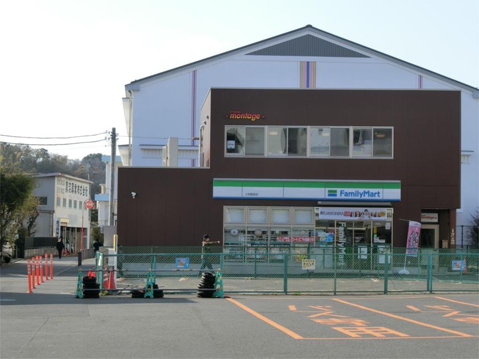 近くのファミリーマート 小机駅前店まで469m（徒歩6分）