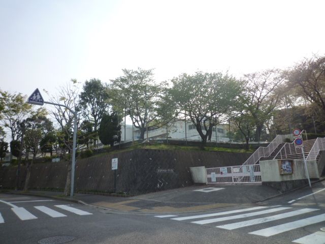 近くの町田市立南つくし野小学校まで866m（徒歩11分）