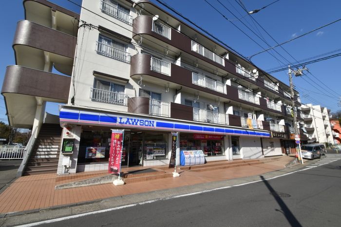 近くのローソン 上麻生六丁目店まで365m(徒歩5分)