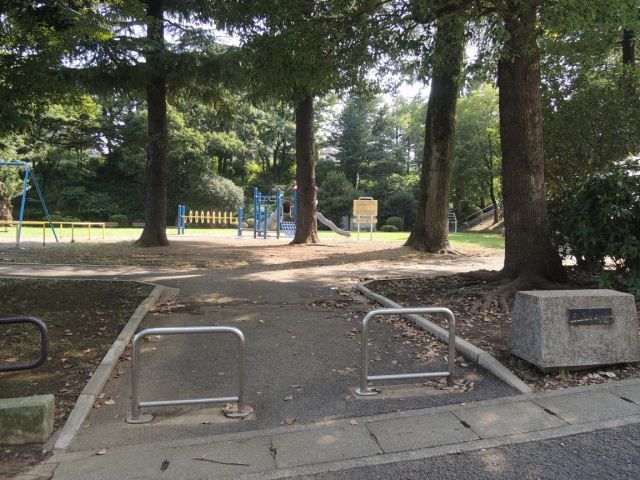 近くの千草台公園まで650m(徒歩9分)
