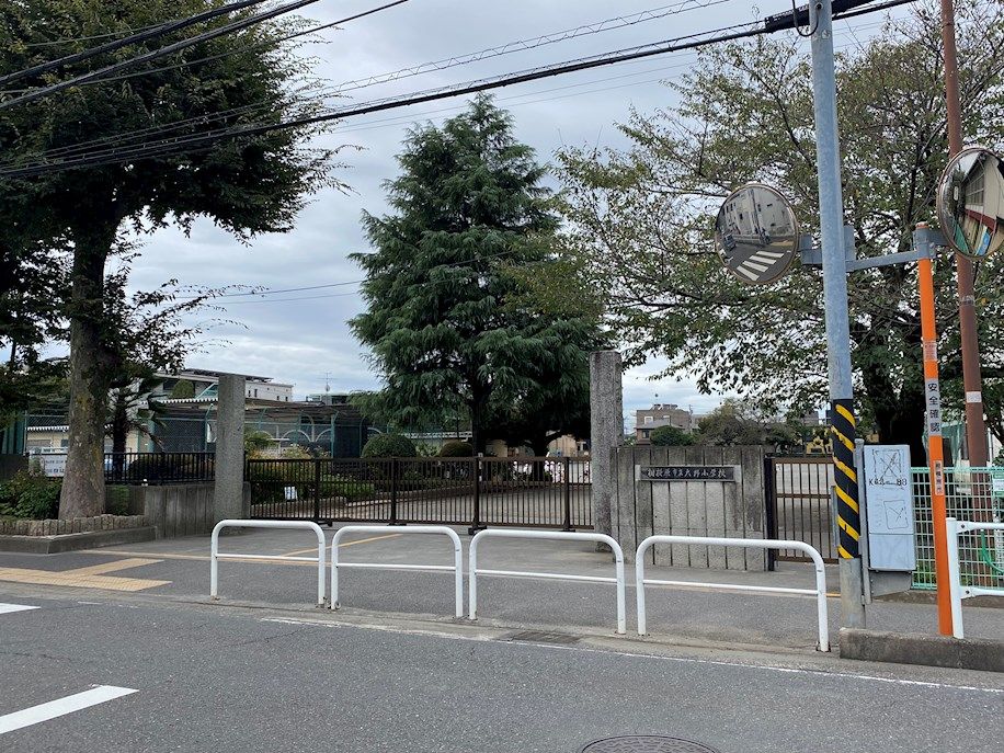 近くの相模原市立大野小学校まで633m(徒歩8分)