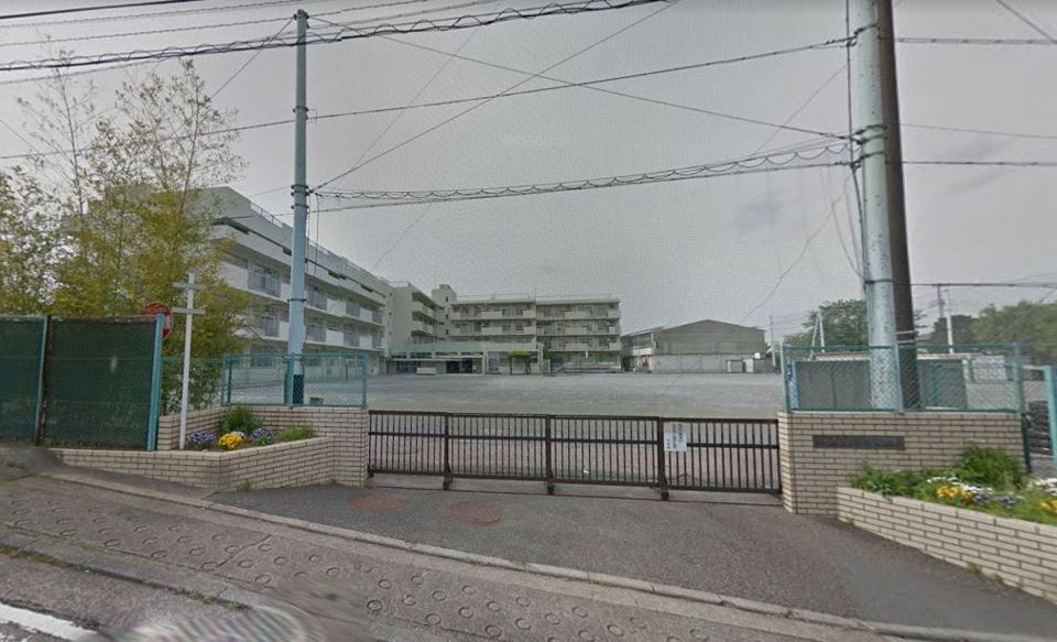 近くの横浜市立みたけ台小学校まで418m(徒歩6分)