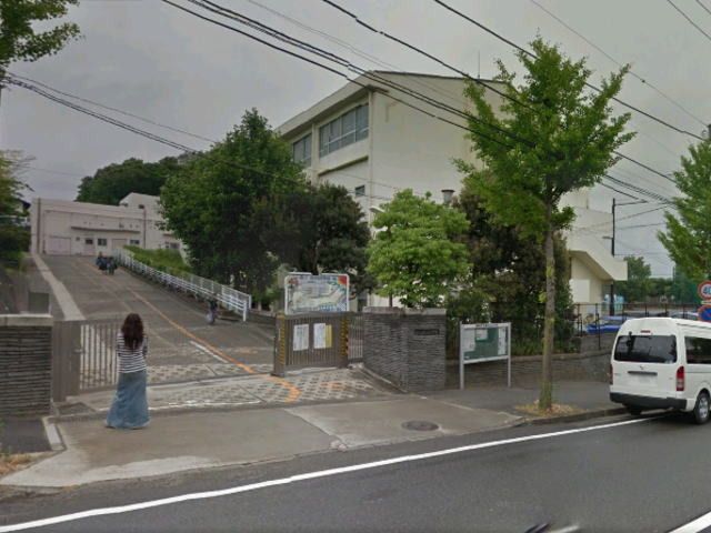 近くの横浜市立藤が丘小学校まで227m(徒歩3分)