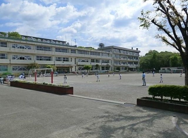 近くの町田市立鶴川第三小学校まで532m(徒歩7分)