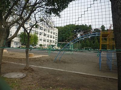 近くの横浜市立長津田第二小学校まで286m(徒歩4分)