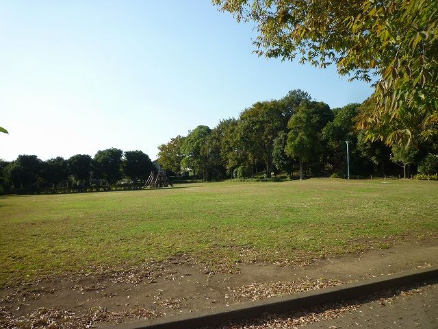 近くの三輪中央公園 約700mまで700m(徒歩9分)
