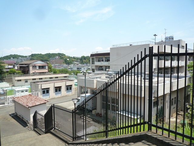 近くの三輪小学校まで280m(徒歩4分)