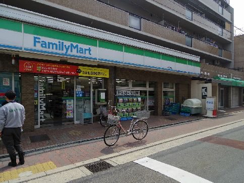 ファミリーマートが至近