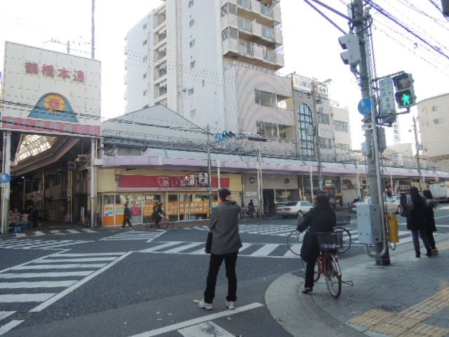 近くの鶴橋商店街まで300m（徒歩4分）