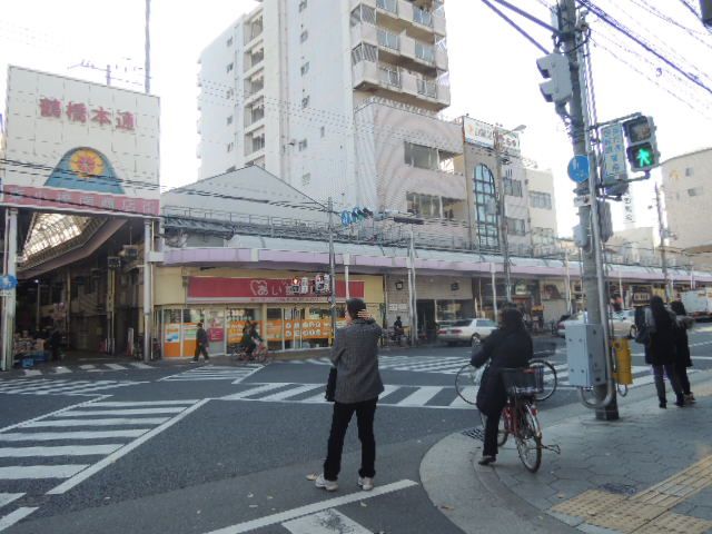 近くの鶴橋商店街まで143m（徒歩2分）