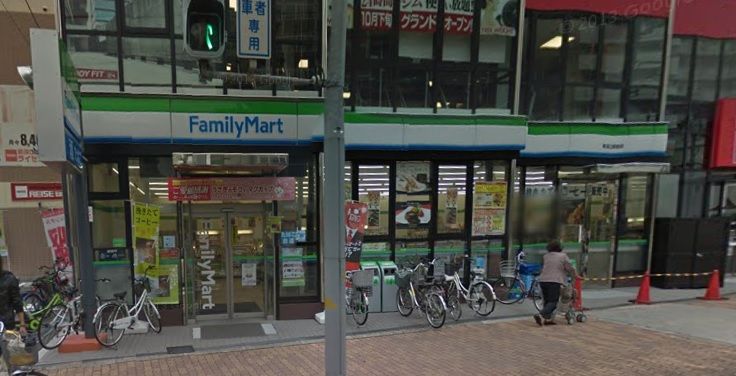 近くのファミリーマート新深江駅前店まで250m（徒歩4分）