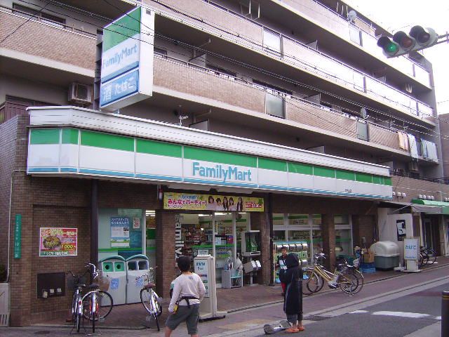 近くのファミリーマートまで103m（徒歩2分）